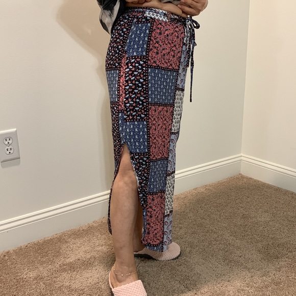 Multiple pattern skirt from South Korea - Picture 2 of 2